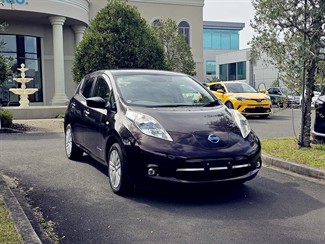 2017 Nissan LEAF - Thumbnail