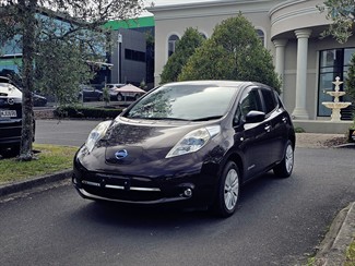 2017 Nissan LEAF - Thumbnail