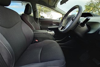 2017 Toyota PRIUS - Thumbnail
