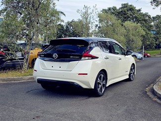 2017 Nissan LEAF - Thumbnail