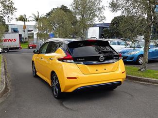 2018 Nissan LEAF - Thumbnail