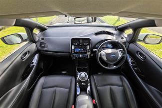 2016 Nissan LEAF - Thumbnail